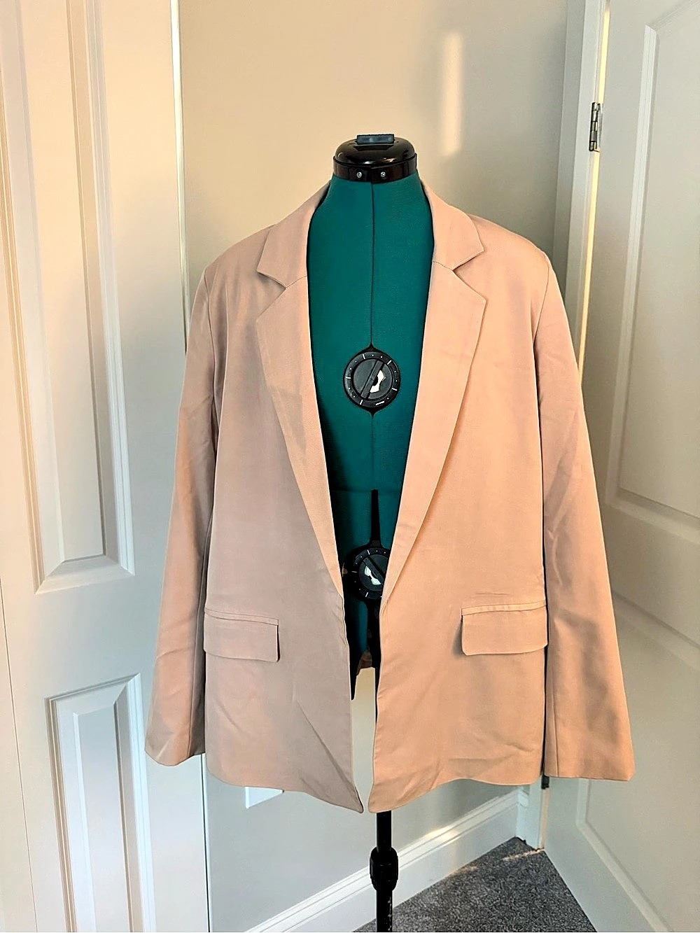 Nicole Miller Women's Blazer in Tan Beige Officewear Business Casual Formal